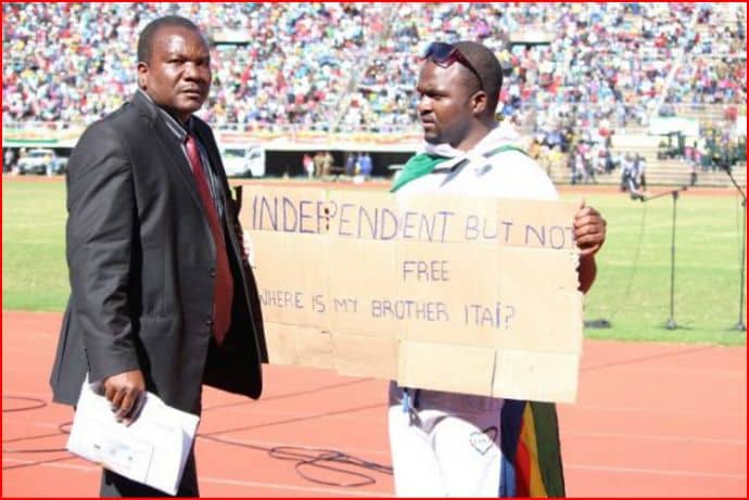 Photos of Patson Dzamara ‘Itai’s brother’ demonstrating in front of Mugabe: Latest News