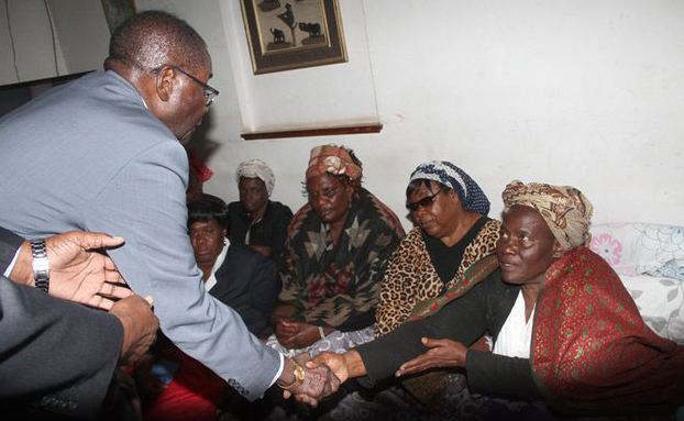 Pictures: Mugabe’s health questioned, Photos show he needed support to greet Silas Hungwe’s wife