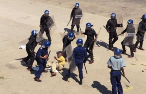 zimbabwe police beating reporters