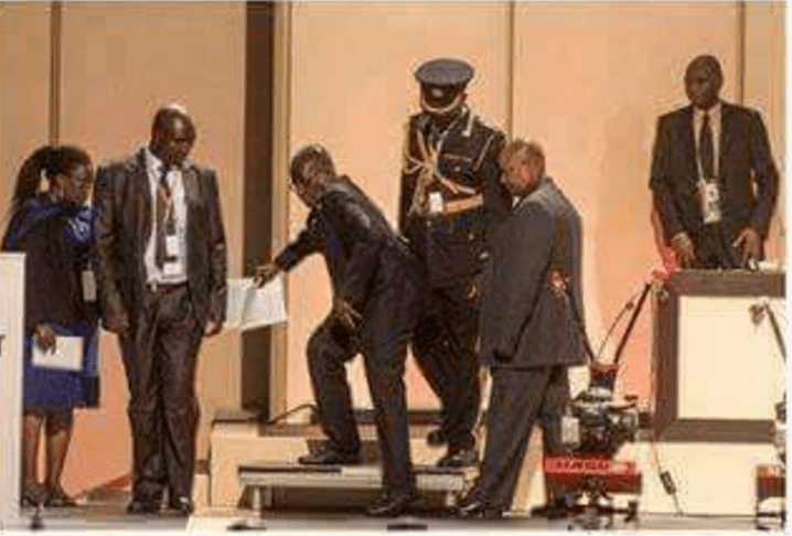 Picture of Mugabe struggling and failing to climb a 20cm podium stage goes viral