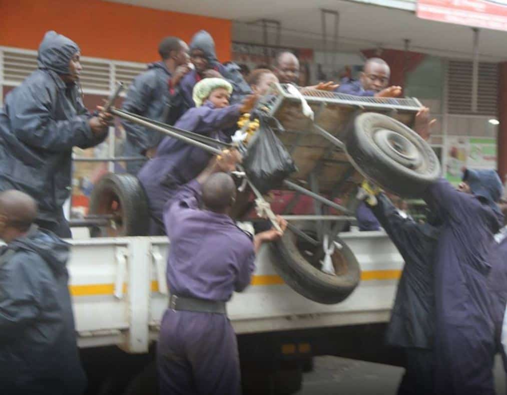 Harare city council police drive out vendors