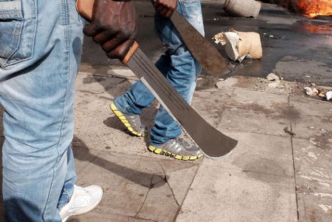 Kadoma man loses car to machete wielding robbers, left for dead