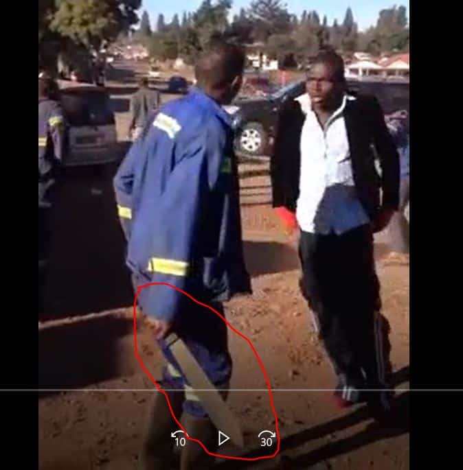 ZwNews VIDEO: Mashurugwi gangs fight each other with machetes in Shurugwi
