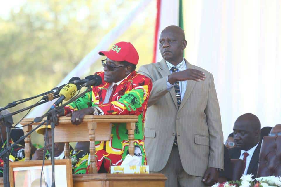 Mugabe bodyguard ‘misbehaves’… CIO makes bizarre gesture behind Mugabe