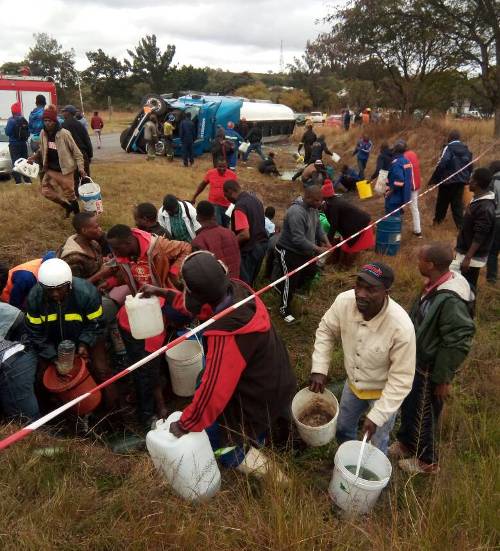 Accident chaos: Gweru residents loot gonyeti diesel after tanker overturns