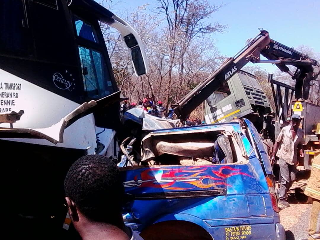 Breaking News Pictures: 13 killed in Kadoma-Kwekwe road accident…Chawasarira bus, kombi, head-on collision