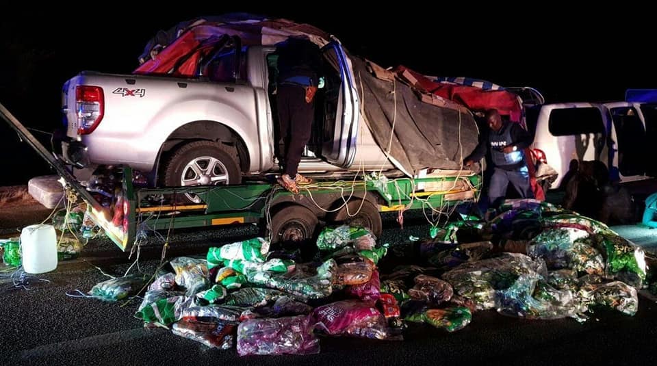 Shocking Pictures: Car smuggling from South Africa into Zimbabwe..ford ranger
