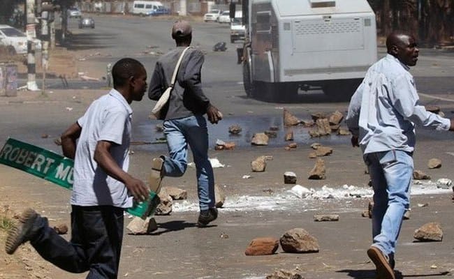 Just In: Violent Youths Block First Street…Stone Cars, Beat Up Passers(WATCH VIDEO)