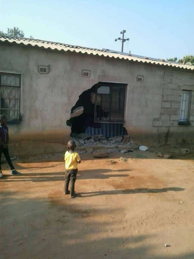 Picture: Drunk kombi driver rams into mother’s house, exchanges blows with brother