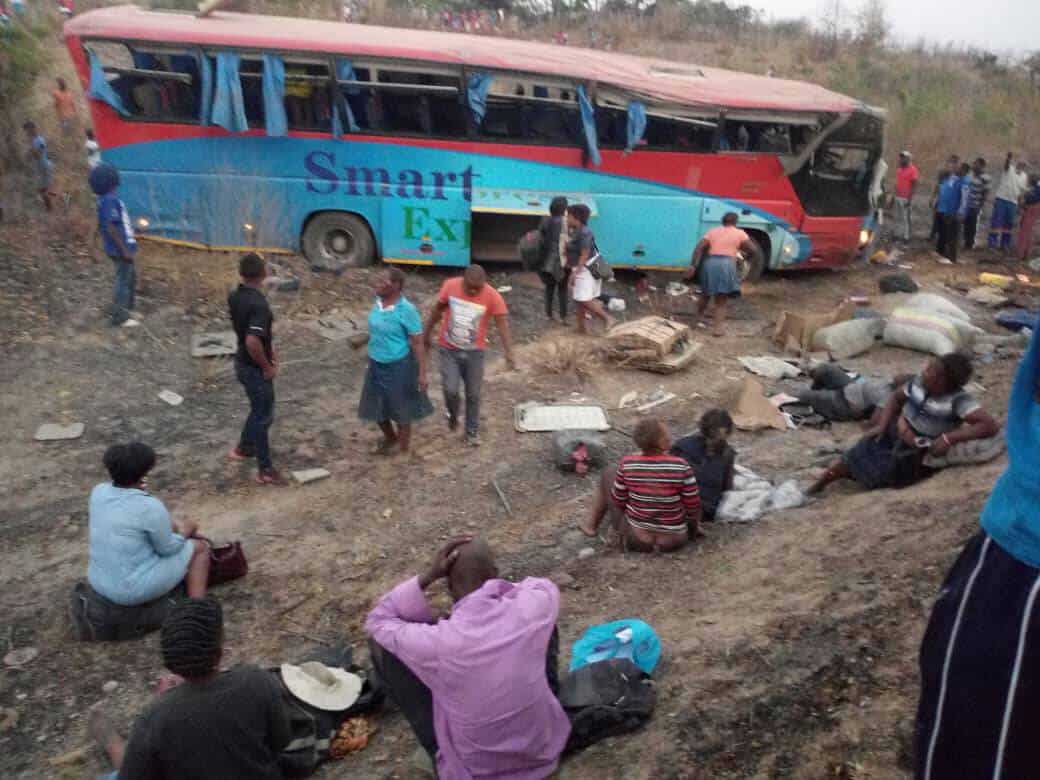 BREAKING: Bus accident on Mutare-Masvingo-Beitbridge road, 6 feared dead, Smart Tours..Pictures