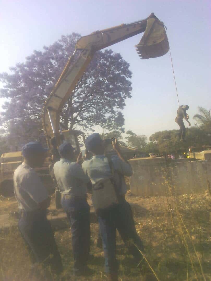 Picture: Harare Police retrieve decomposed body that was blocking Sunningdale Sewage system