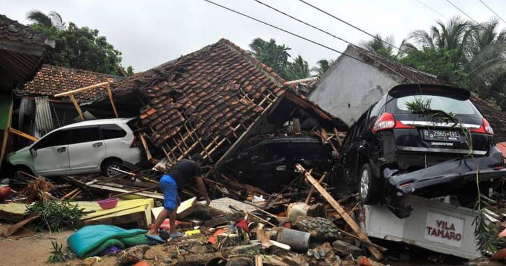 INDONESIA: Hundreds left dead after Tsunami hits Lampung and Banten beaches