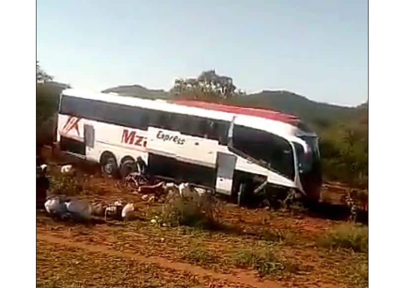 Zimbabwe bound Mzansi  Express bus crashes in Gwanda
