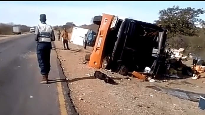 Zimbabwe bound Mzansi Bus from SA crashes: PICTURE