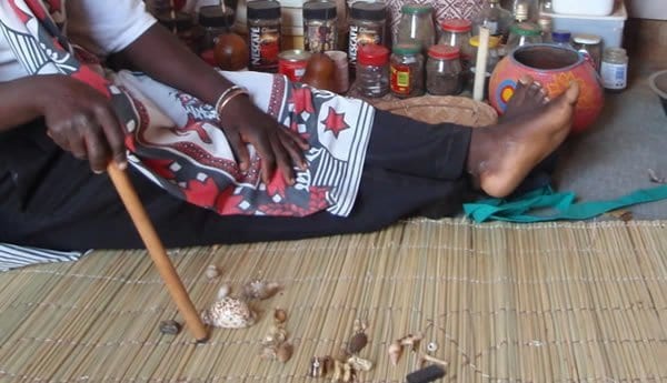 Thigh vendor ‘robs’ sangoma’s bag full of powerful charms over $15 quickie