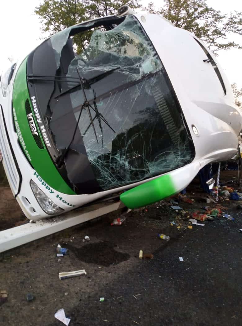 Zimbabwe bound Munhenzva bus in horror road accident..PICS
