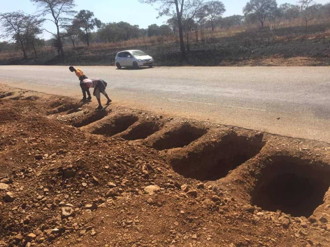 Shocking pictures: Artisanal gold miners dig Chinhoyi-Chegutu highway