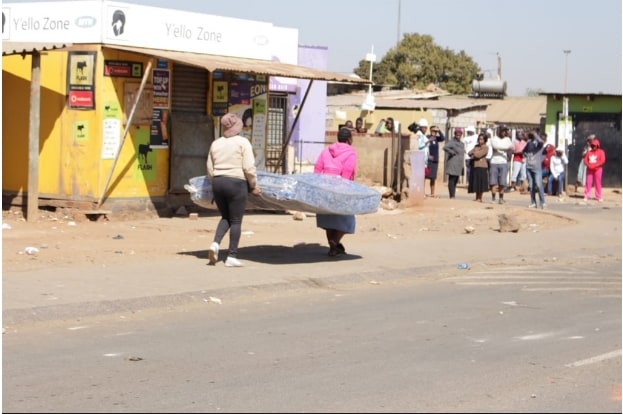South Africans loot foreign owned shops: PICTURES