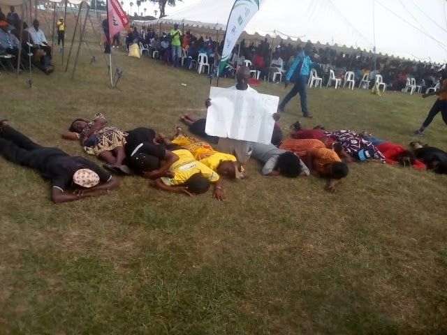 Masvingo protesters embarass Minister Moyo: Picture