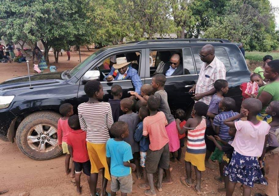 Whats wrong with these pictures: President Chiwenga driven by Mnangagwa..Begging kids?