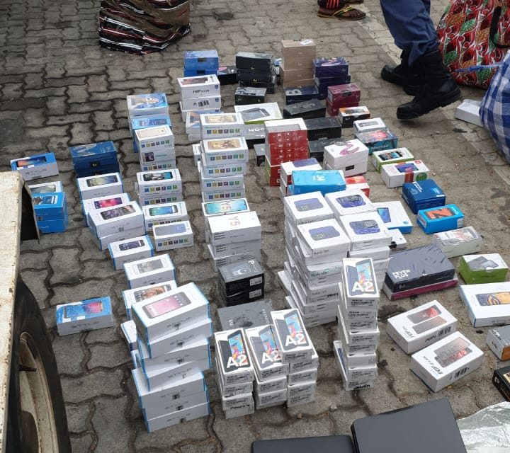 SA police arrest three Zimbabwe bound thieves with 207 stolen cellphones, laptops worth R900 000..PIC