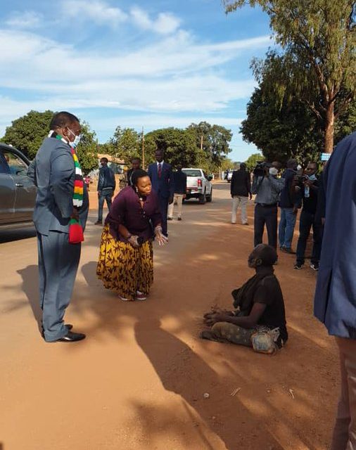 President Mnangagwa and wife touched by disabled beggar on roadside..PICTURES