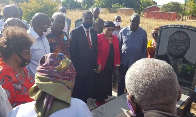 Mixed Reactions over Khupe’s ‘SATANIC’ Rituals at Morgan Tsvangirai Grave… VIDEO