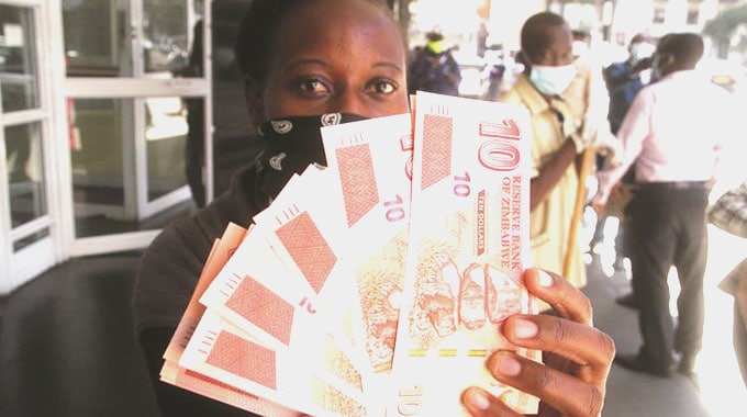PICTURES: New $10  bond notes hit Zimbabwe streets