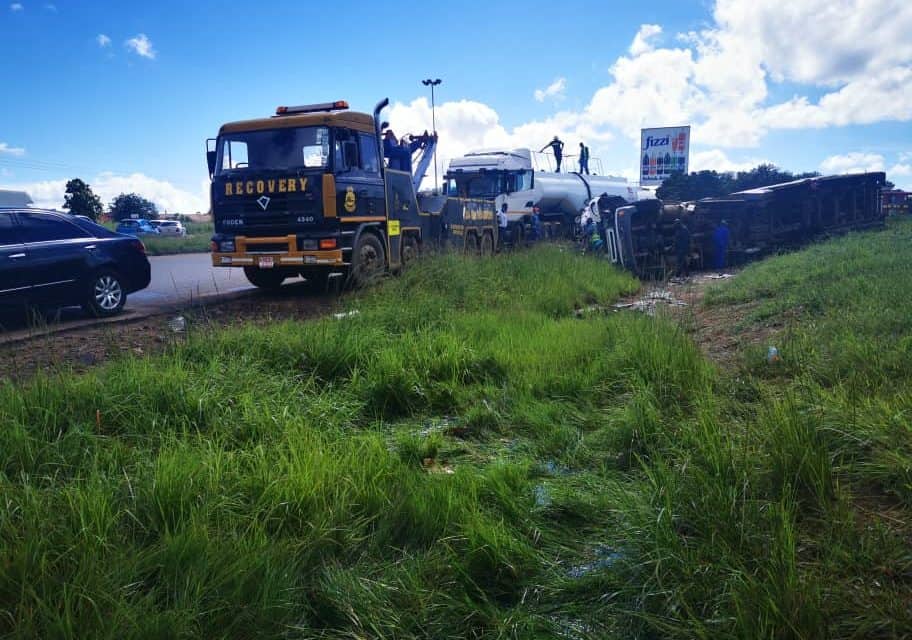 PICTURES: Motorists abandon journeys, park cars to steal fuel from an overturned tanker