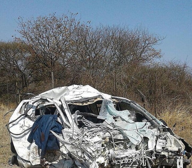1 killed, 10 injured after foreign registered vehicle burst tyre and hit tree along Bulawayo-Victoria Falls Rd