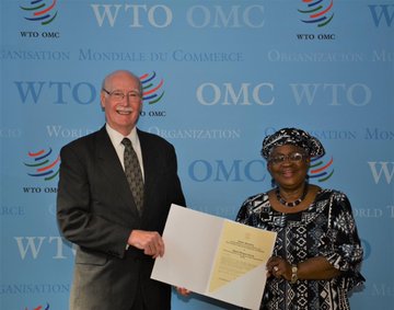 Stuart Comberbach presents letters of credence to WTO DG