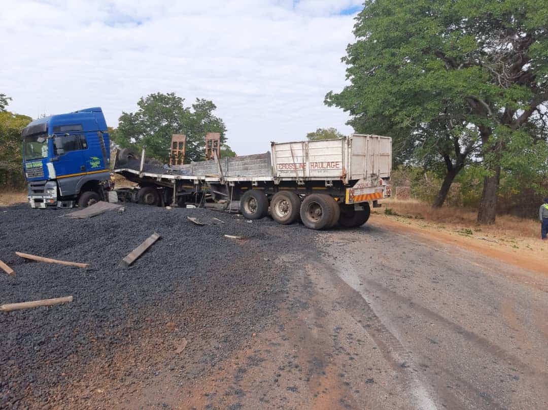 NEWS FLASH: Haulage truck blocks Bulawayo, Victoria Falls highway