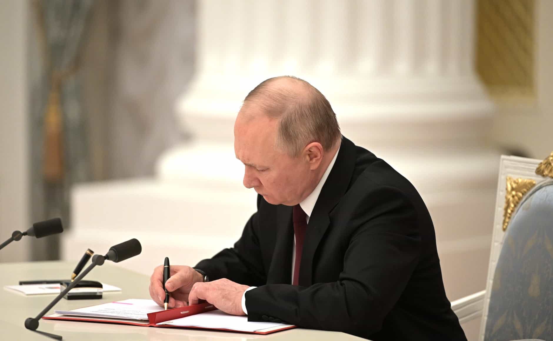 PICTURES: Vladimir Putin signing Executive Order on the recognition of ‘Rebel’ Eastern Ukraine states