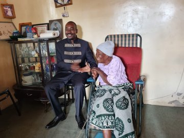 Chamisa visits elderly woman whose video went viral in 2018 shouting ‘Ndavhotera Chamisa’ as she left polling station