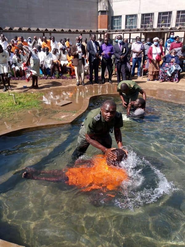 Chikurubi Prison guards baptise 325 convicts