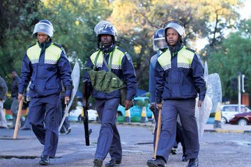 Botswana police shot dead 2 Zimbabwean armed robbers in fire exchange