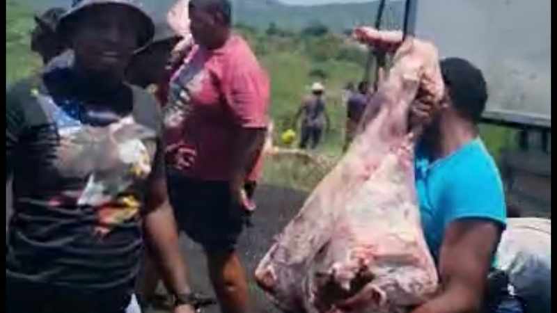 WATCH VIDEOS: MSF, Doctors Without Borders worker caught allegedly looting meat from stranded truck in KZN