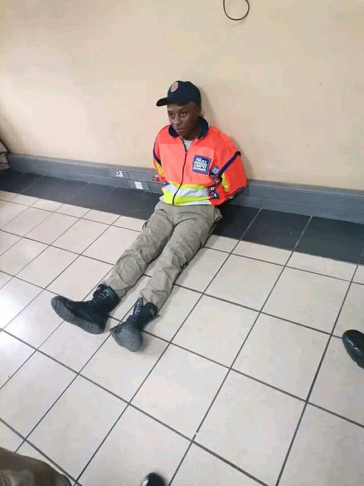 Tendai Goodman Chakabva: Zim man in stolen SA police uniform take bribes from speeding motorists, drunk drivers