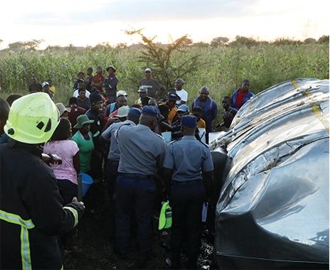 Residents, passing motorists steal cooking after trailer disengage and fell along Harare-Bulawayo rd