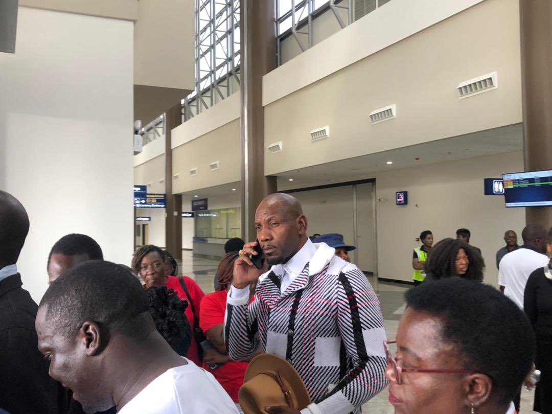 Simba Chikore receives late Ezekiel Guti’s body at Harare Airport…pictures