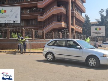 Police block roads leading to ZEC offices