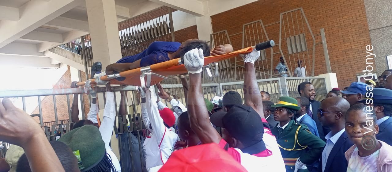 Woman Faints at Mnangagwa Inauguration, security refuses to unlock gate…IMAGES