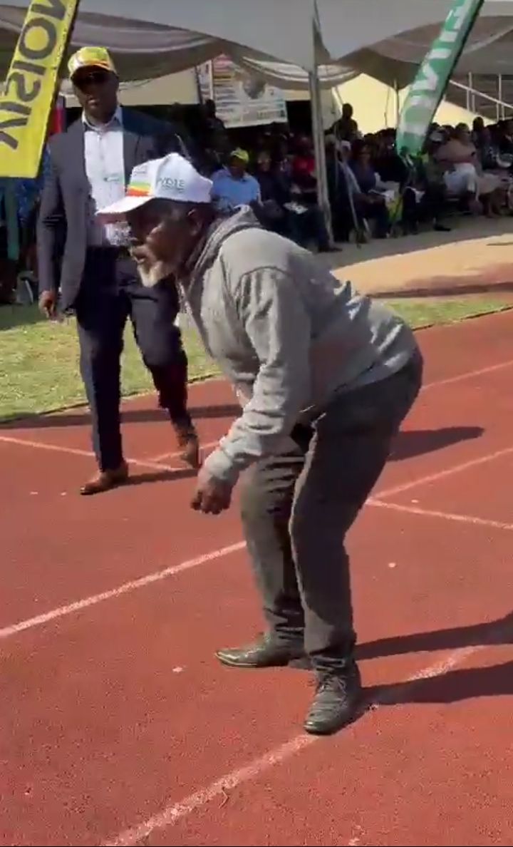 Elderly man gets US$2000 cash from Wicknell Chivayo for dancing at Mnangagwa’s inauguration ceremony