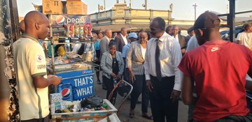 Harare mayor visits vendors during rush hour