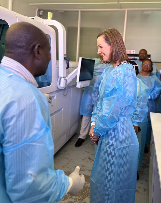 American ambassador Tremont tours US equiped laboratory at Mpilo Hospital in Bulawayo